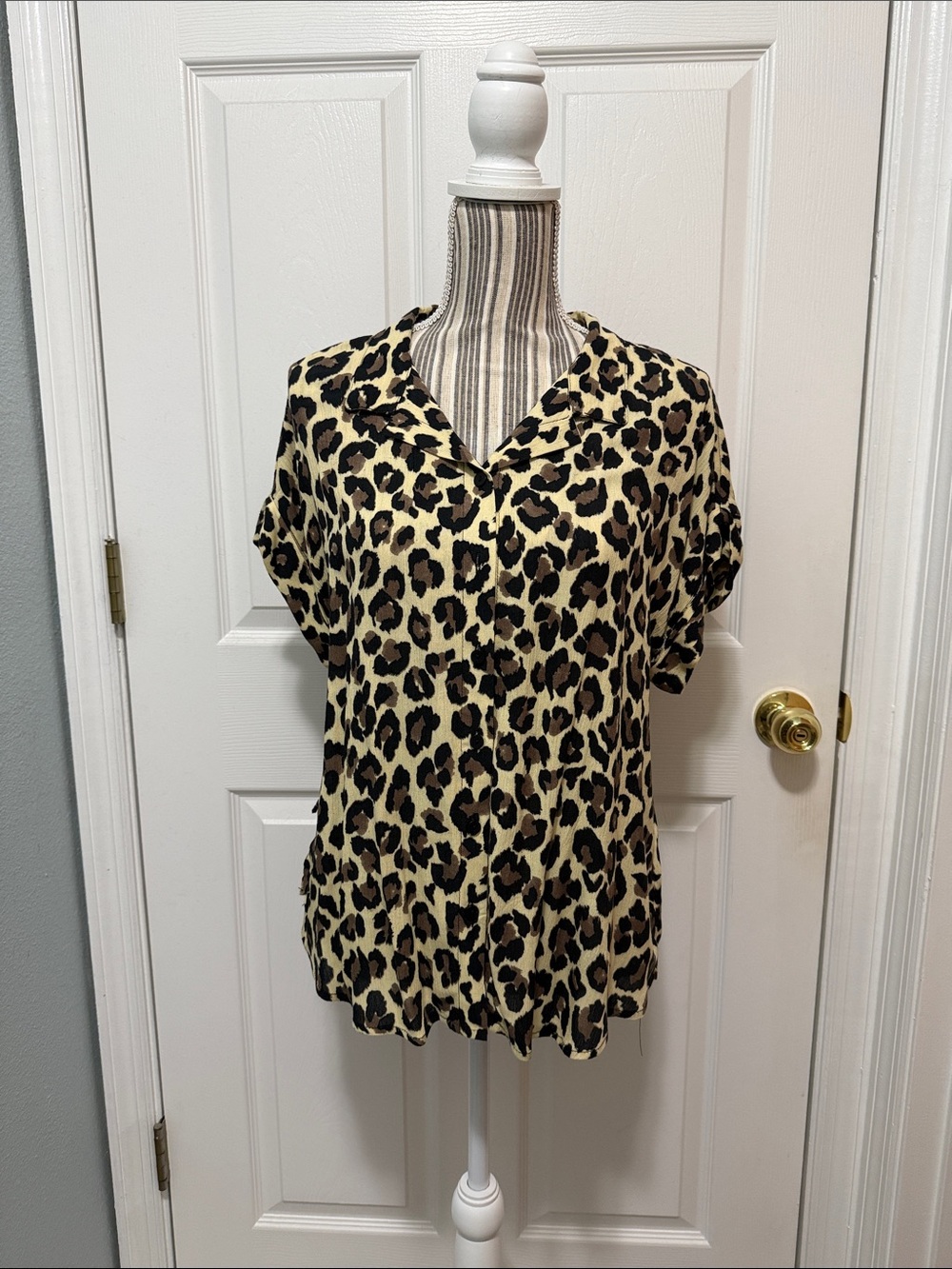 Leopard Print Short Sleeve V-Neck Blouse - Beige/Black